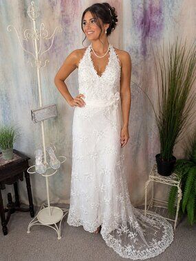 πHigh-End Tailoring One Of the Kind Beaded Lace Open Back Train Wedding Gown
